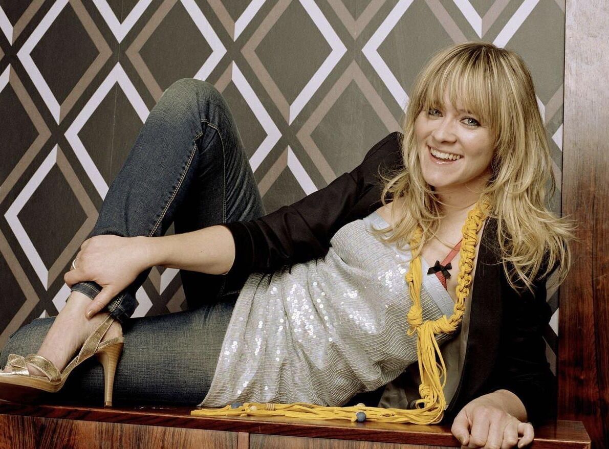 La celebridad británica Edith Bowman muestra sus tetas