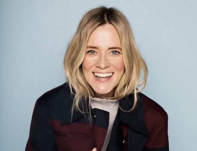 La celebridad británica Edith Bowman muestra sus tetas