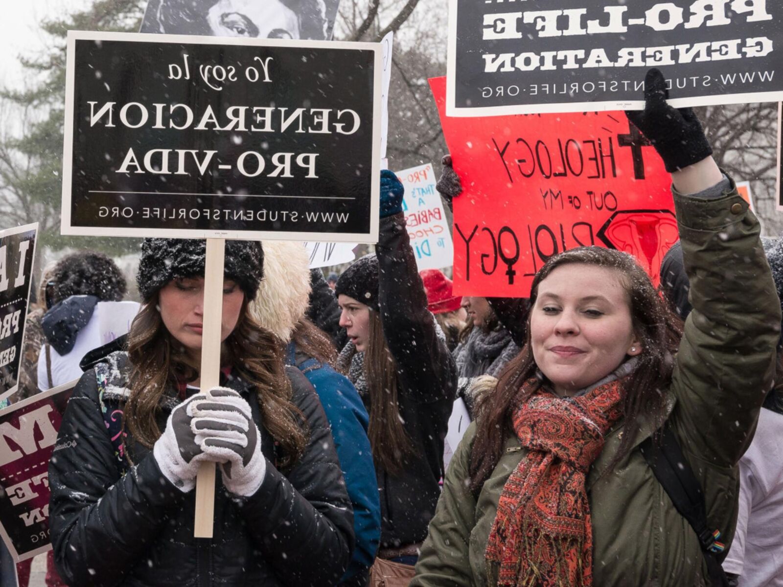 Протестующие в защиту жизни в колледжах