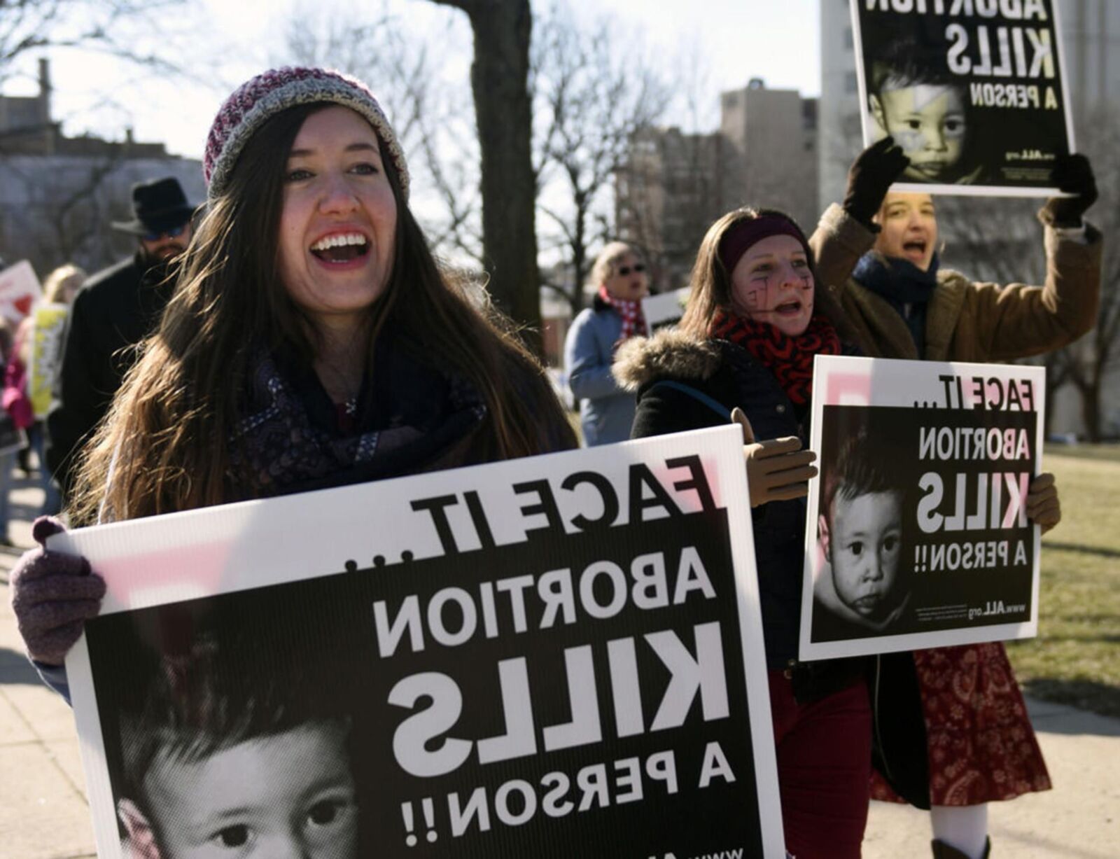 Протестующие в защиту жизни в колледжах