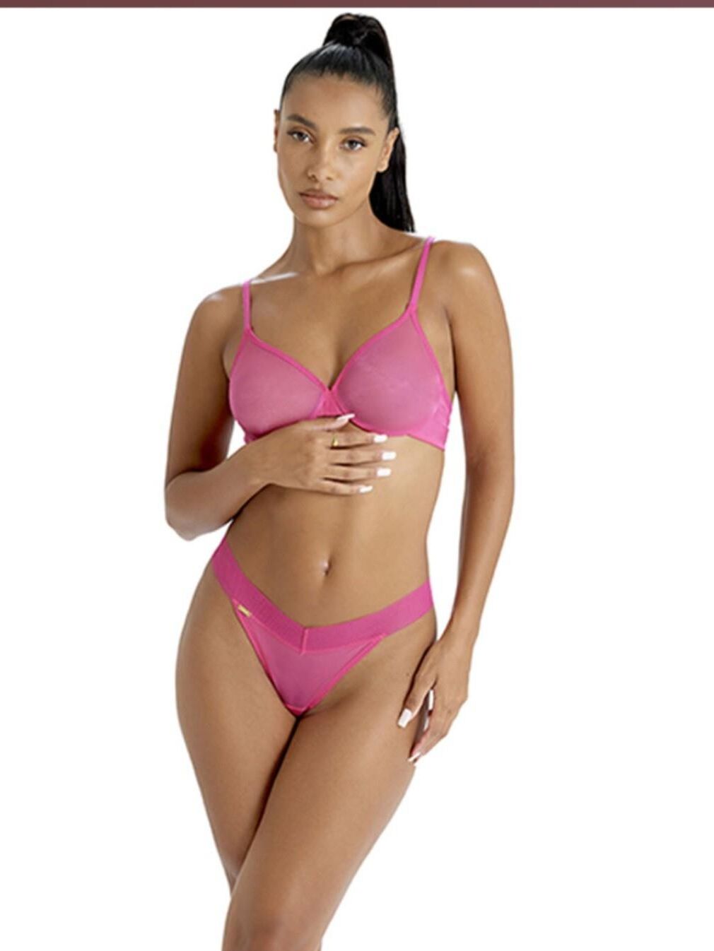 Modèles de lingerie colorés