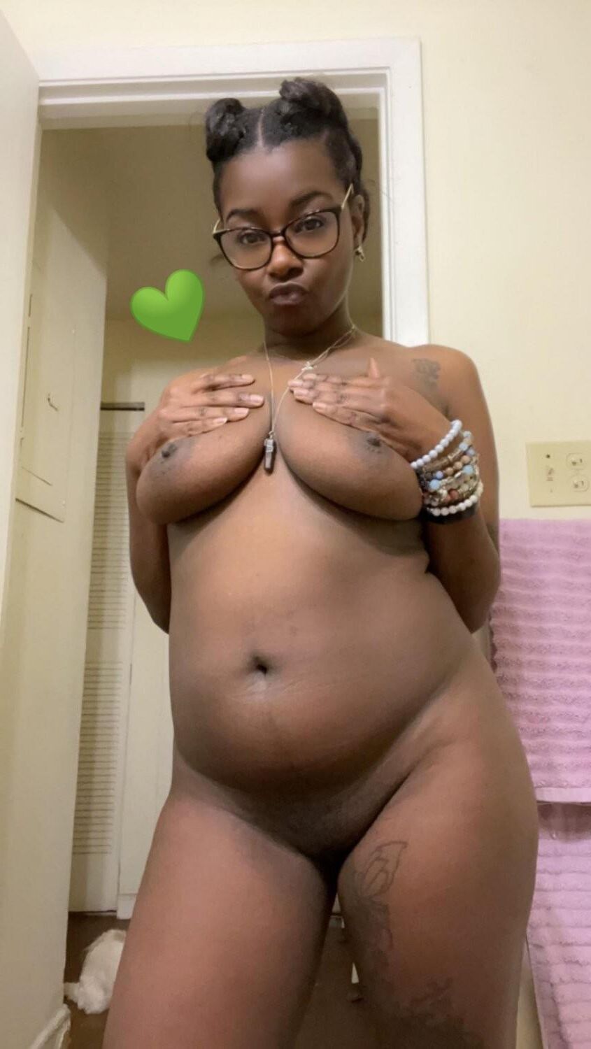 Joufflu/BBW, Lunettes, Topless.