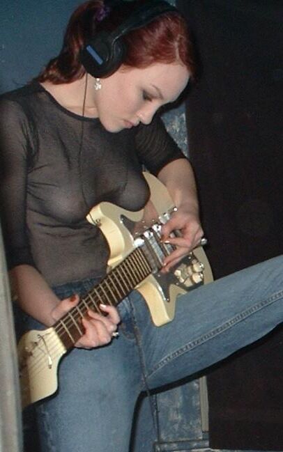 Filles à la guitare