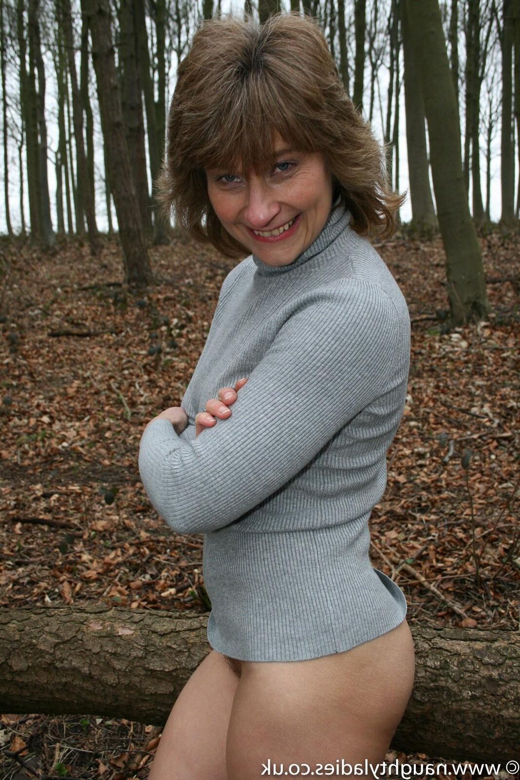 Anna J se déshabille dans les bois