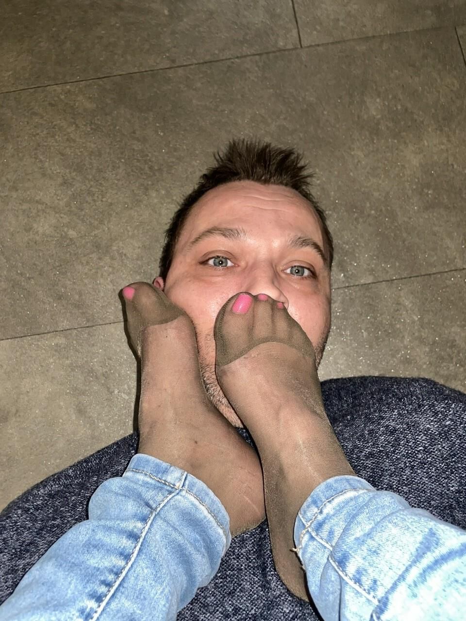 Smell my stinky nylon feet !