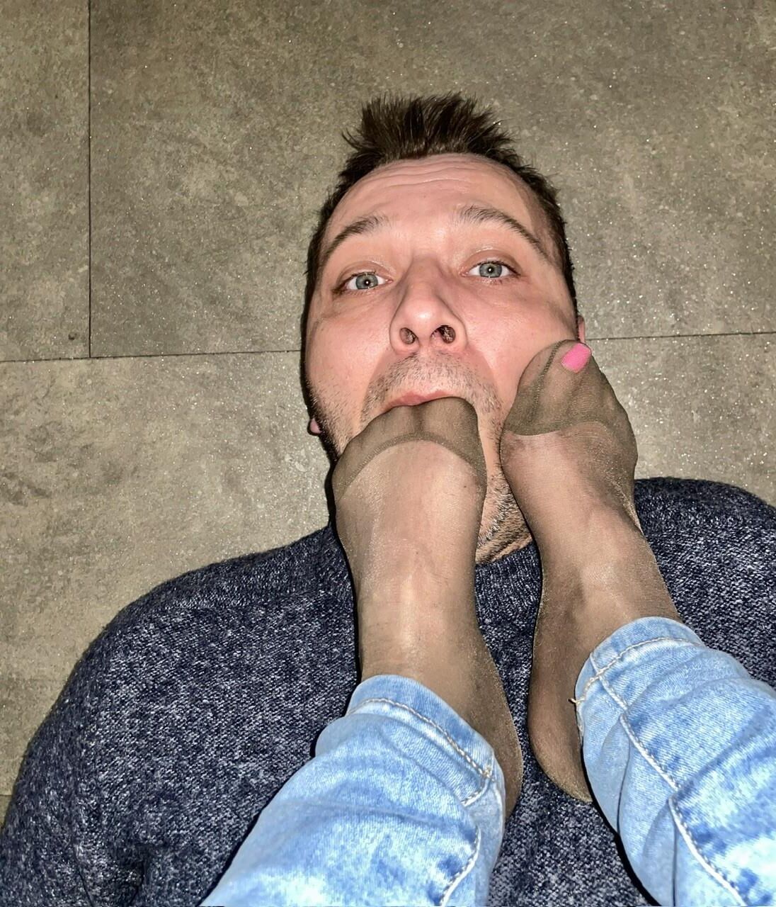 Smell my stinky nylon feet !