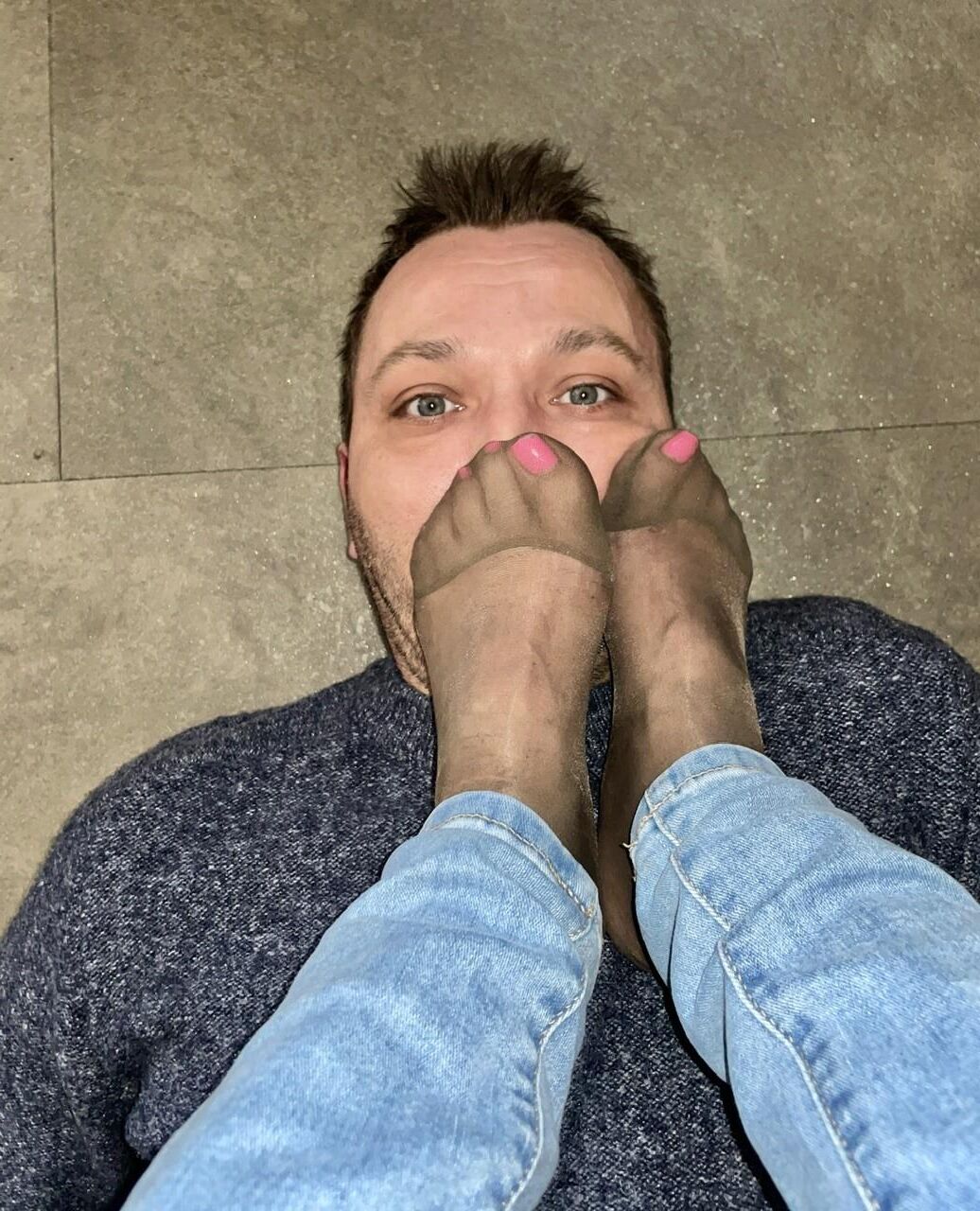 Smell my stinky nylon feet !