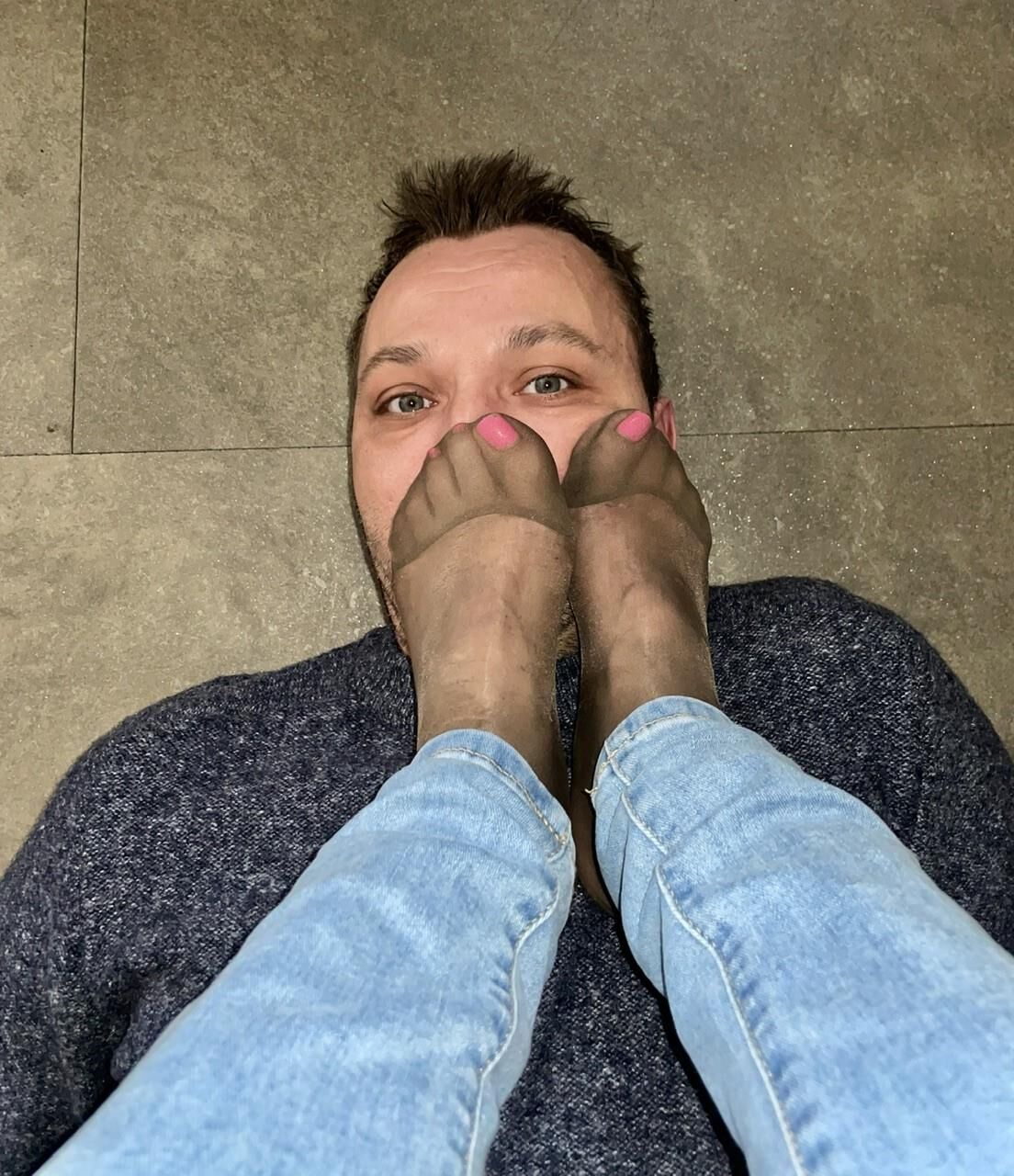 Smell my stinky nylon feet !