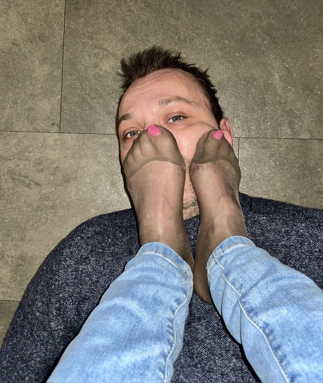 Smell my stinky nylon feet !