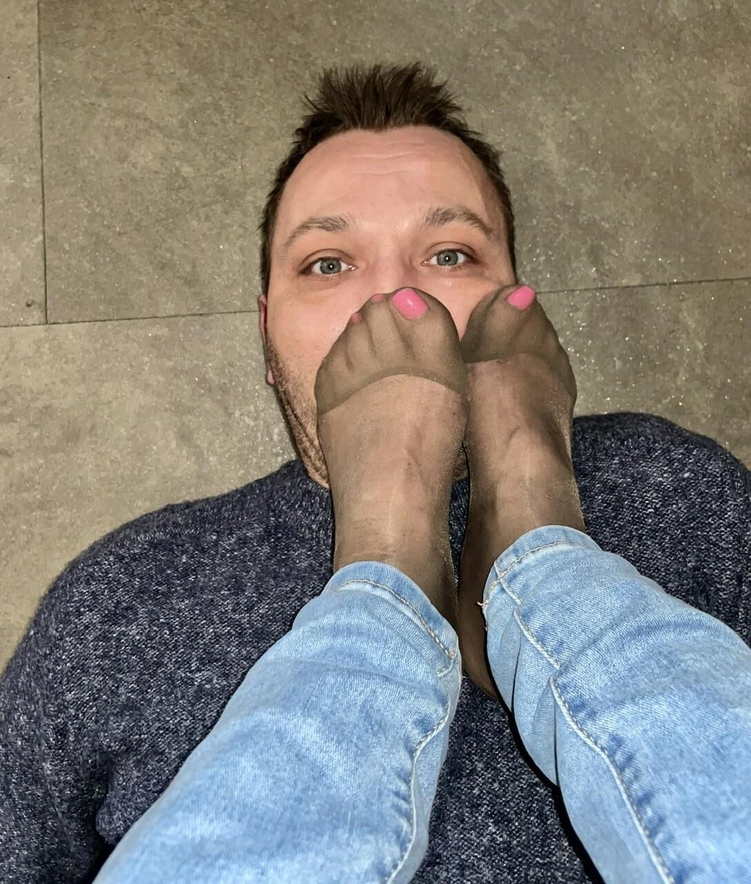 Smell my stinky nylon feet !