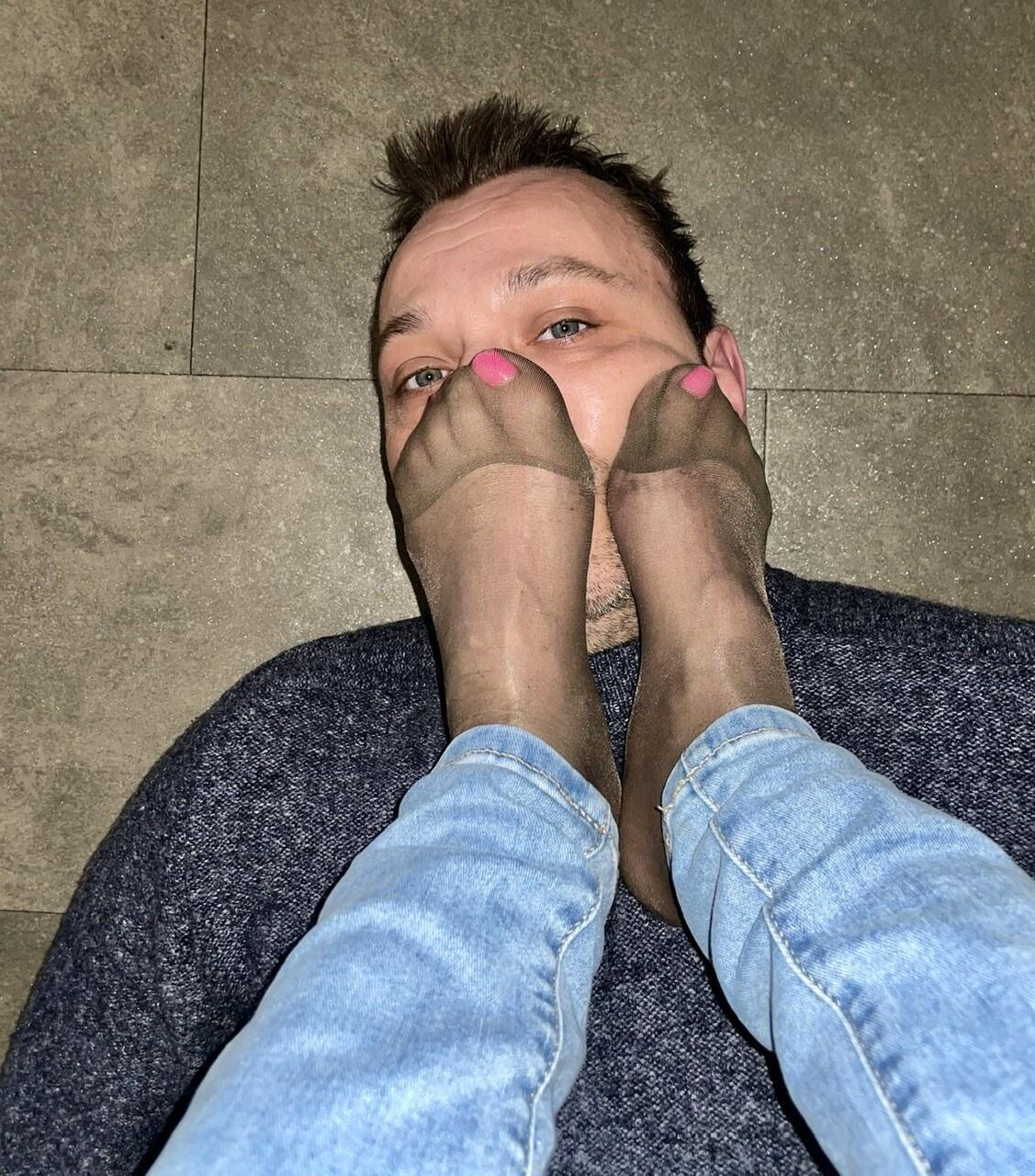 Smell my stinky nylon feet !