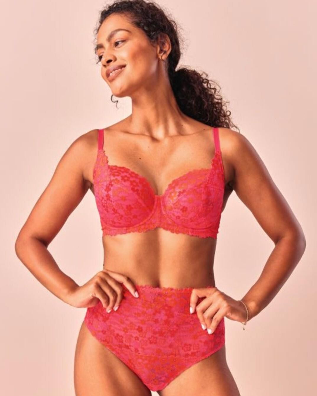 Mistura de lingerie e biquíni