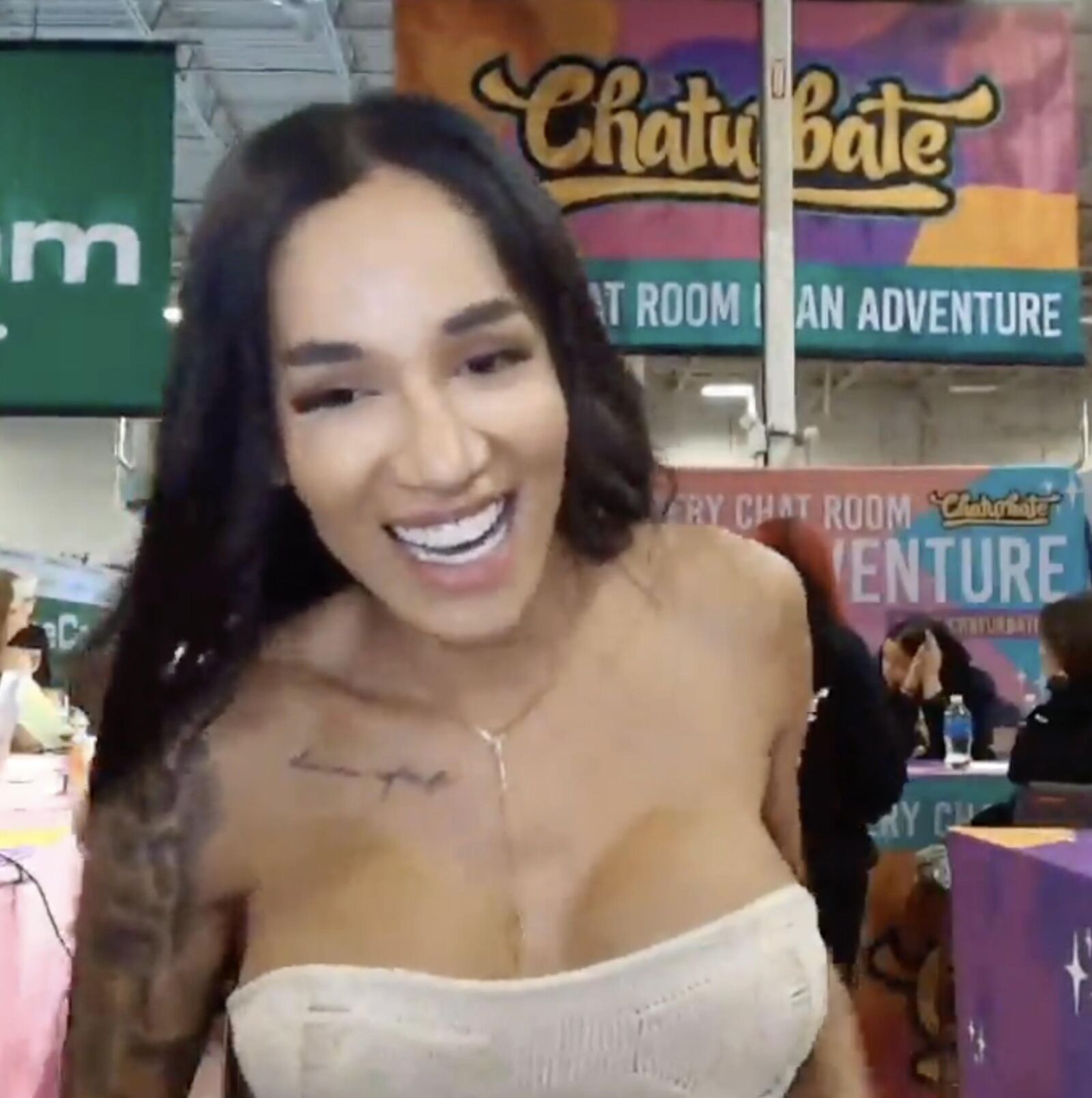 TS LAURA SAENZ À EXXXOTICA