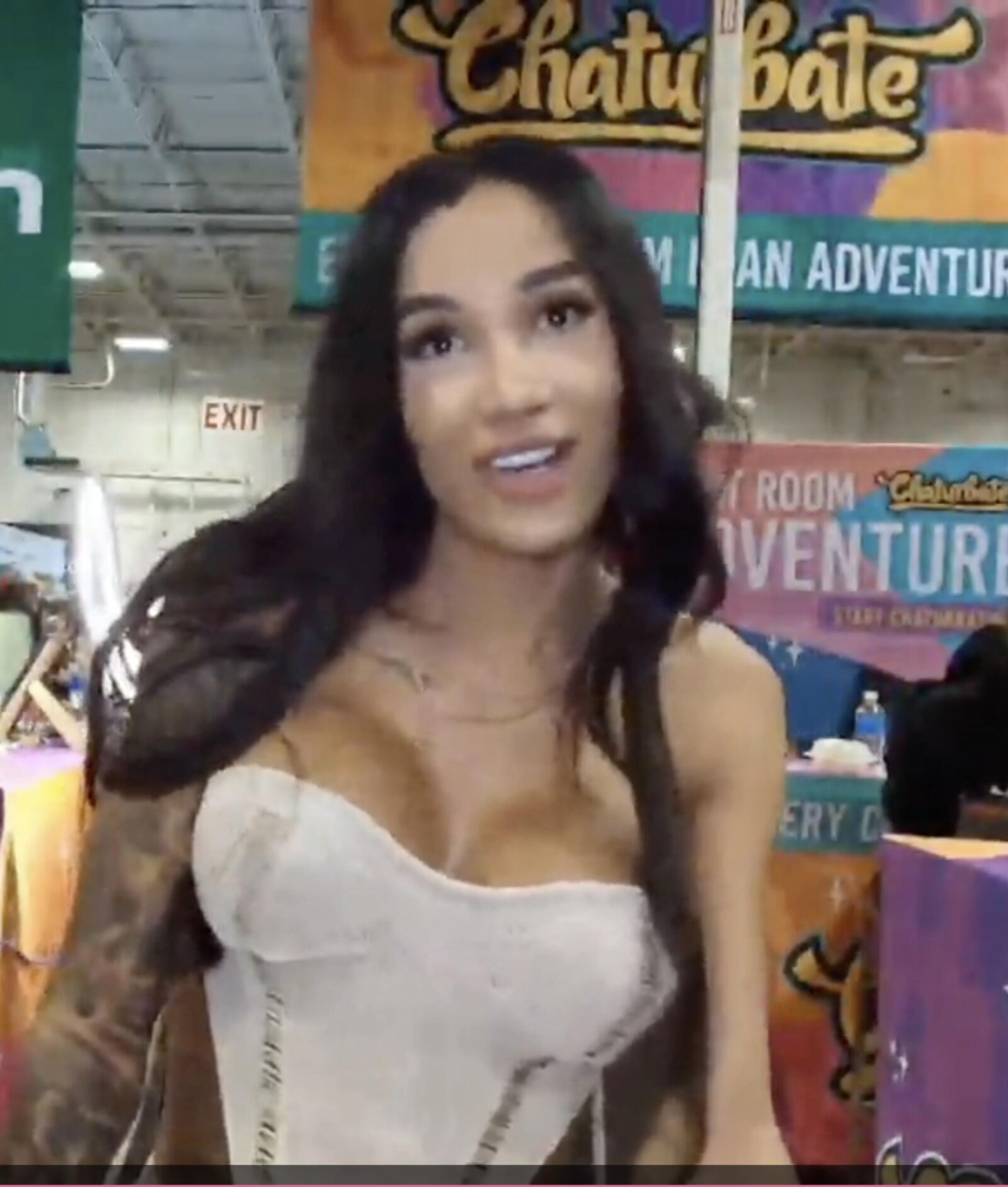 TS LAURA SAENZ À EXXXOTICA