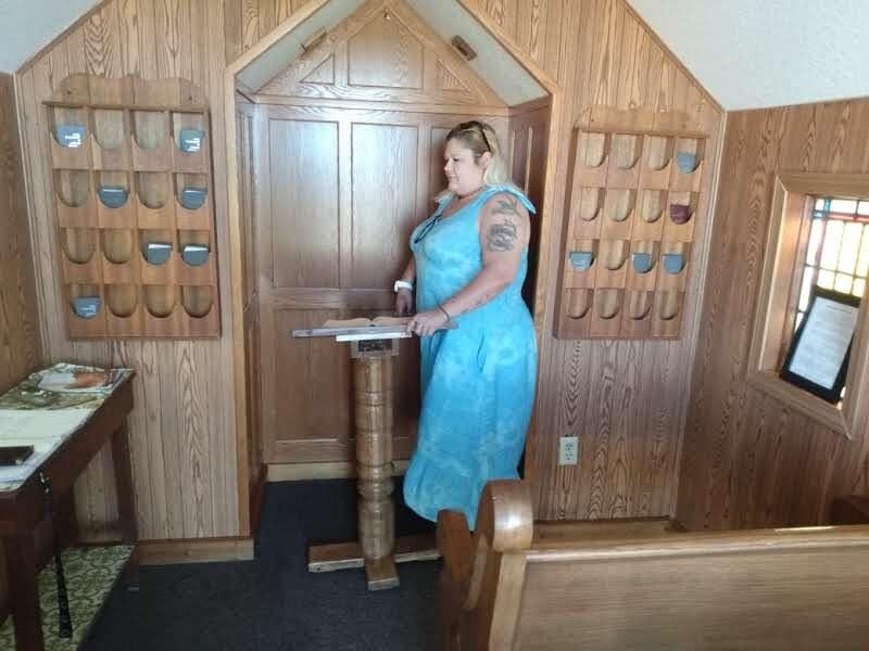 PoppyJay, le gosse BBW NU dans une CHAPELLE