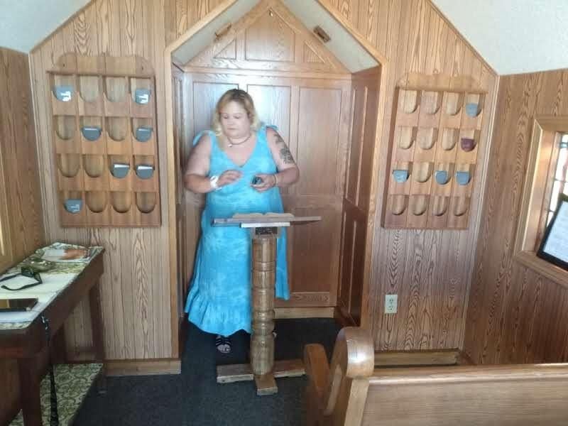 PoppyJay, le gosse BBW NU dans une CHAPELLE