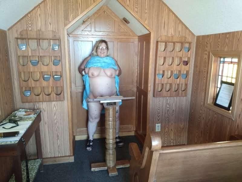 PoppyJay, le gosse BBW NU dans une CHAPELLE