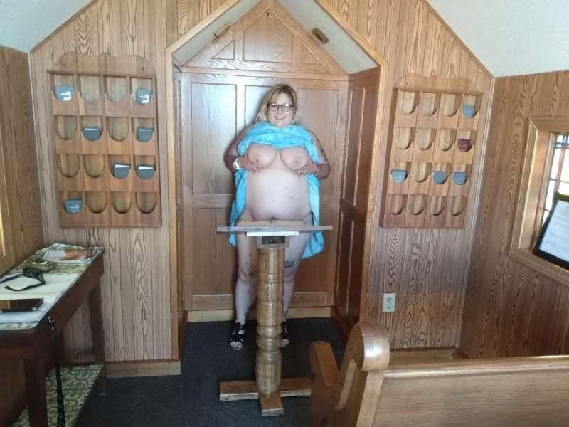 PoppyJay, le gosse BBW NU dans une CHAPELLE