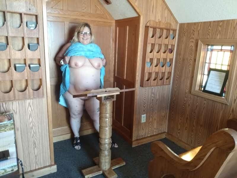 PoppyJay, le gosse BBW NU dans une CHAPELLE