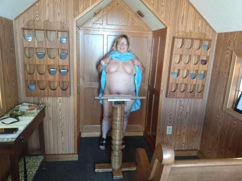 PoppyJay, le gosse BBW NU dans une CHAPELLE