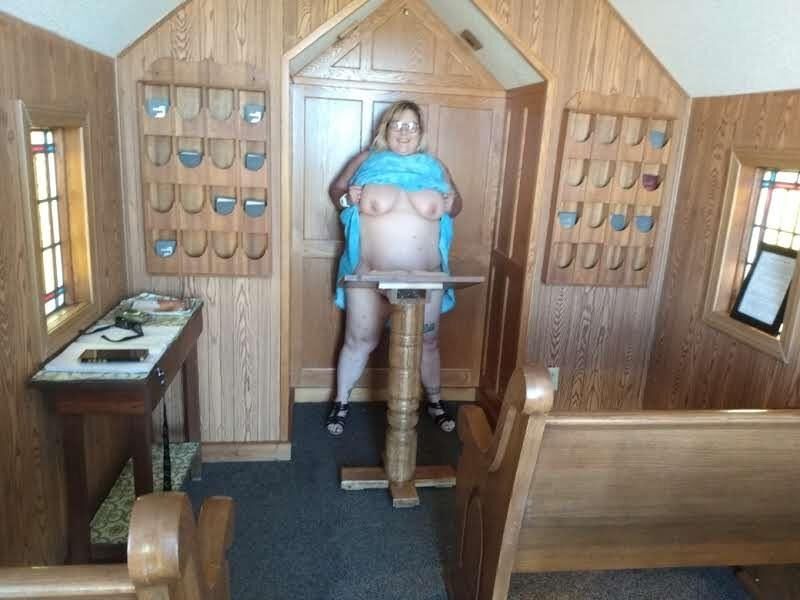 PoppyJay, le gosse BBW NU dans une CHAPELLE