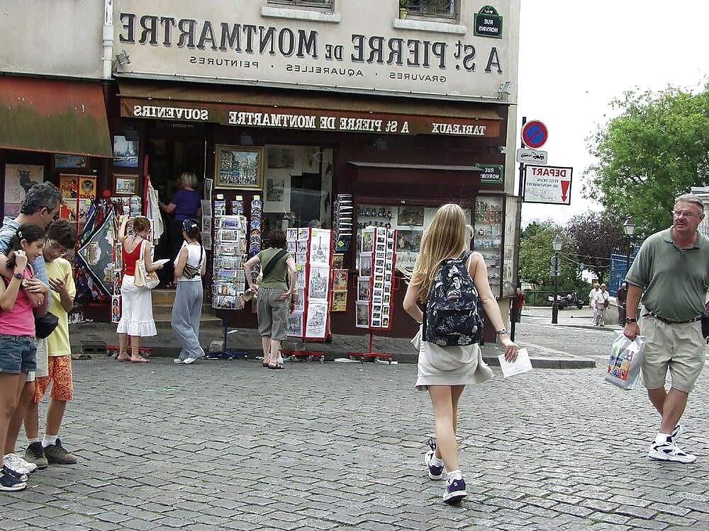 Marketta gambadant à Paris