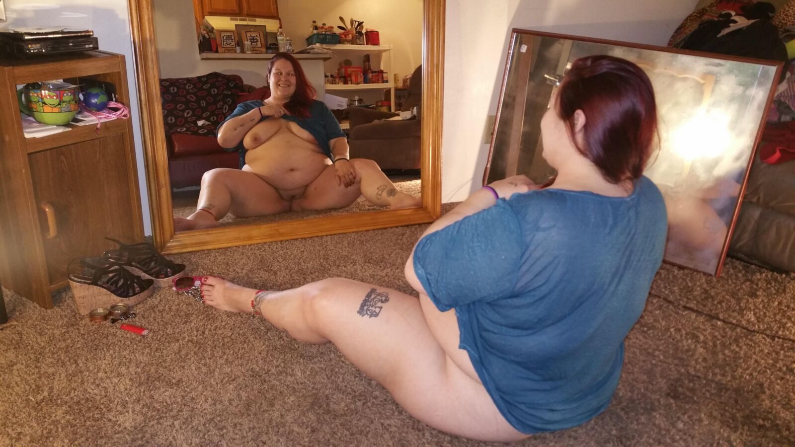 PoppyJay, la gosse BBW, pose coquine à la maison