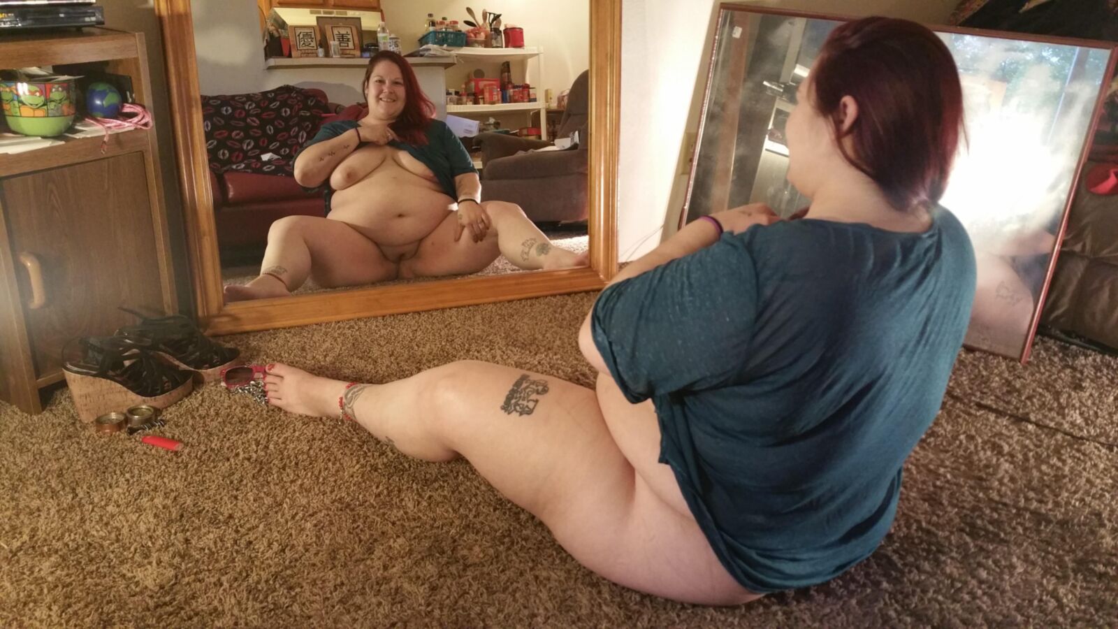 PoppyJay, la gosse BBW, pose coquine à la maison