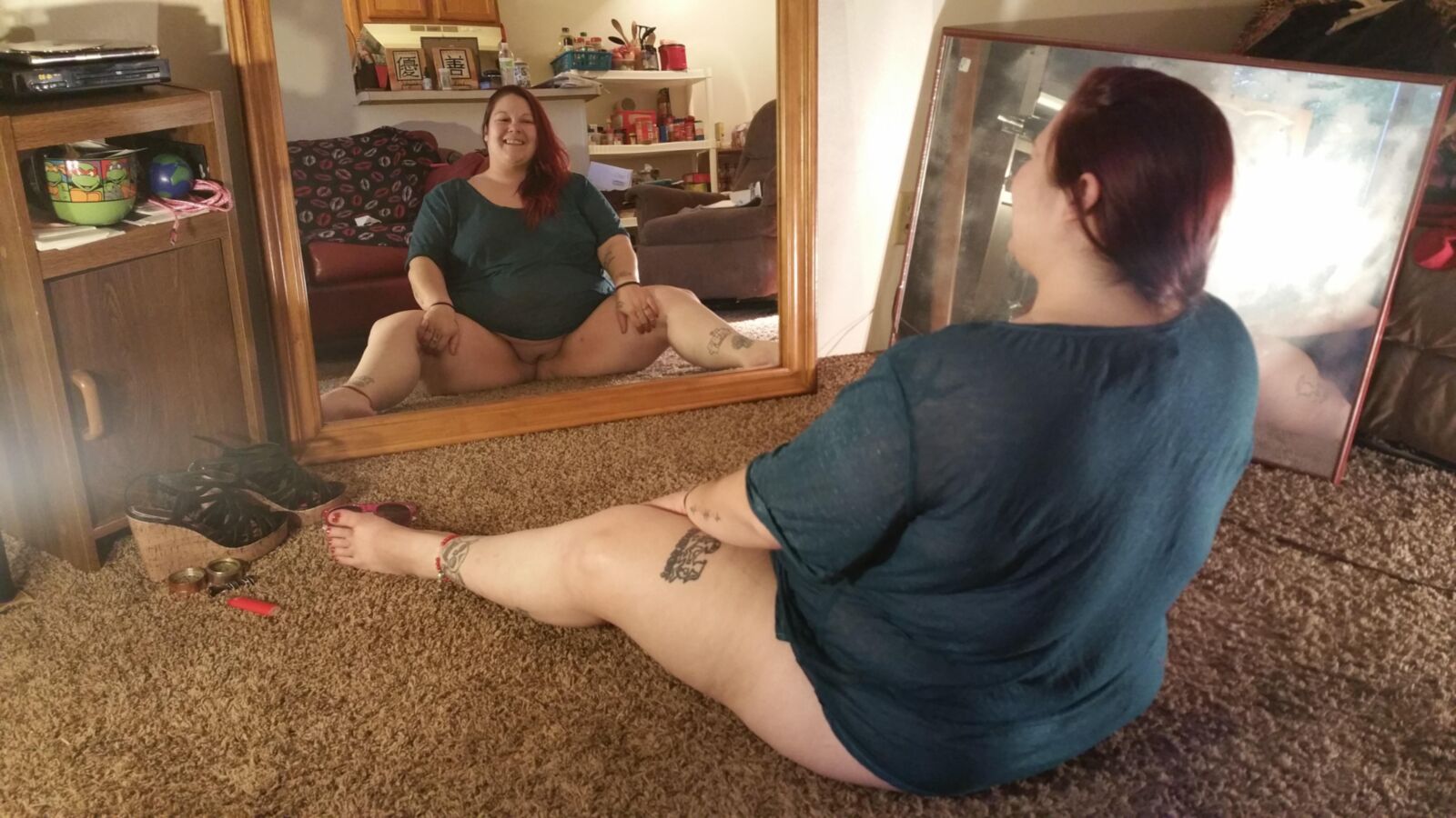 BBW mocosa PoppyJay posa traviesa en casa