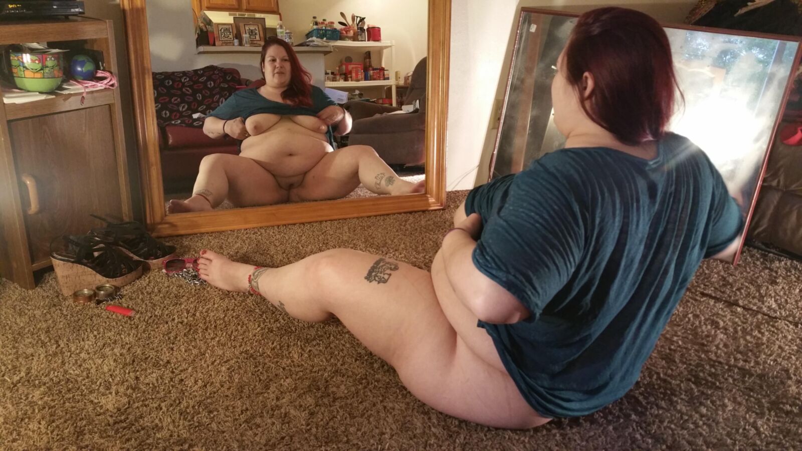 PoppyJay, la gosse BBW, pose coquine à la maison