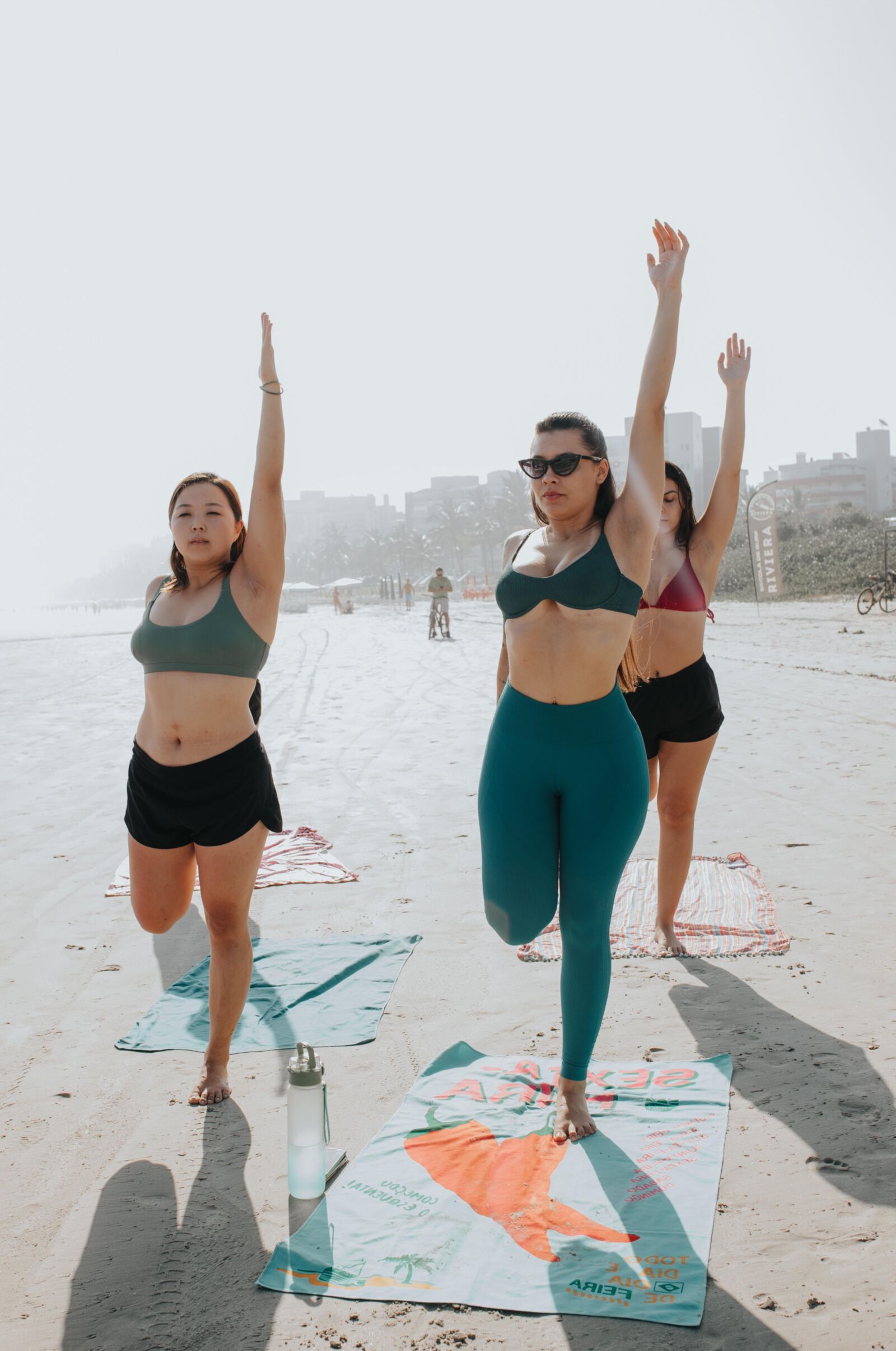 ...,,,....STRANDYOGA.....HEISSE YOGA-SURFBILDER