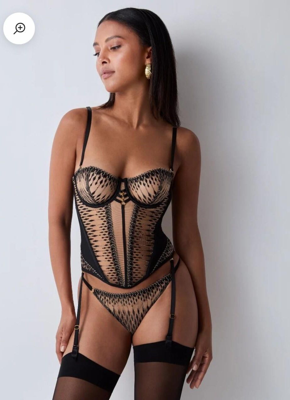 Mistura de lingerie e biquíni