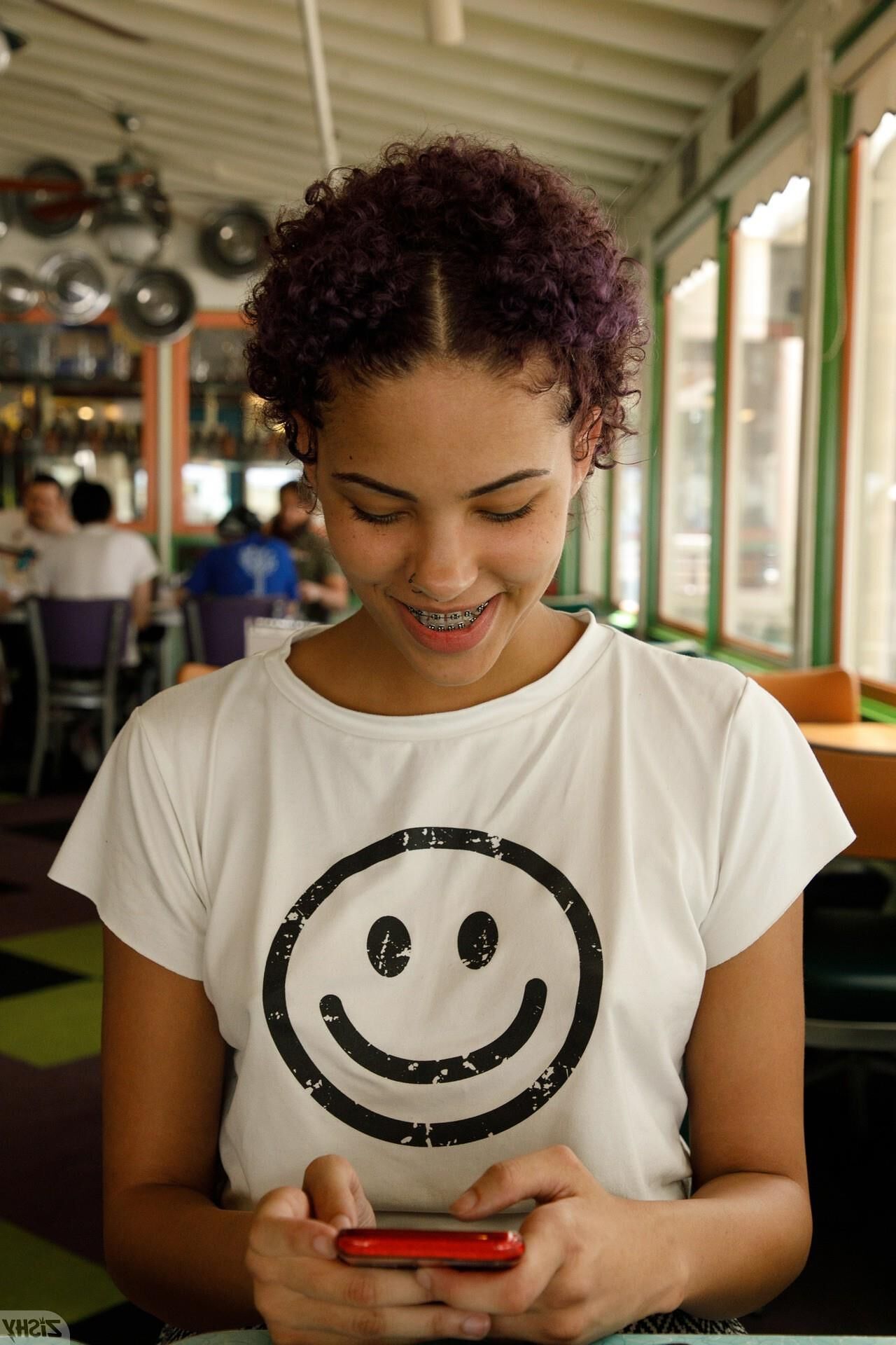 almuerzo de camiseta rebelde en lucille s