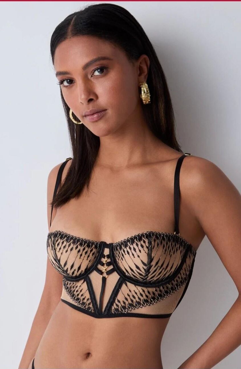 Mistura de lingerie e biquíni