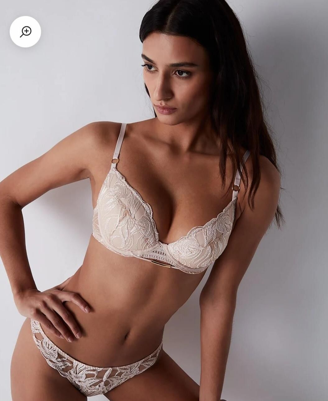 Mistura de lingerie e biquíni