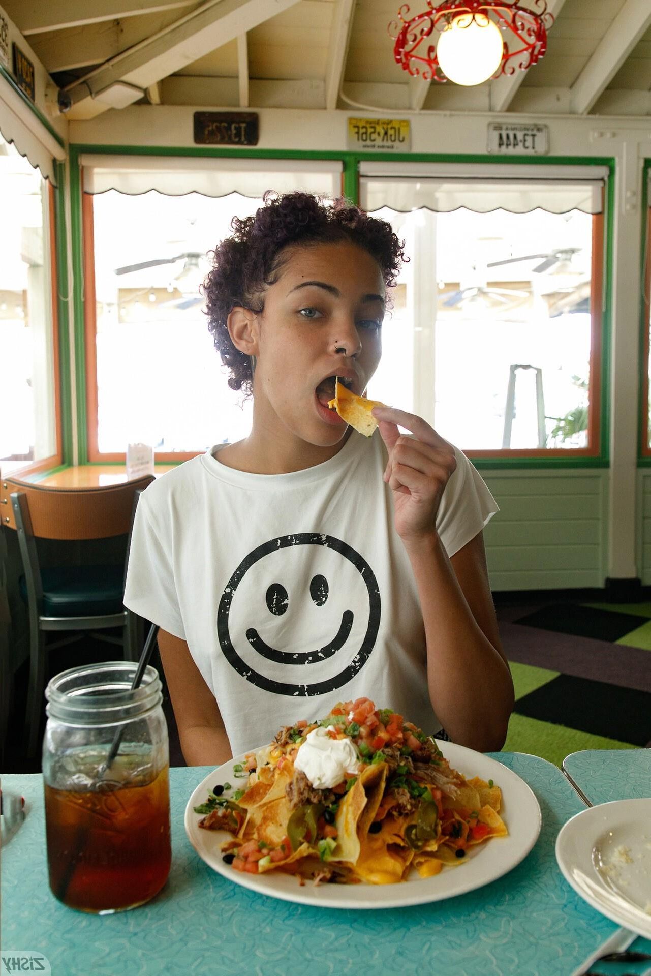 almuerzo de camiseta rebelde en lucille s