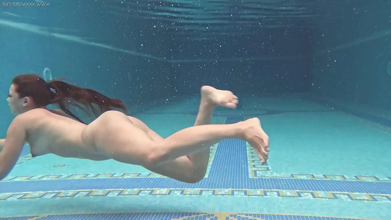 Mulheres Nuas na Piscina