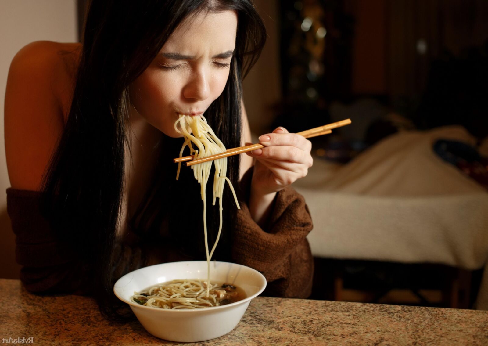 Chanel Fenn una pasión muy sensual y sugerente por los fideos