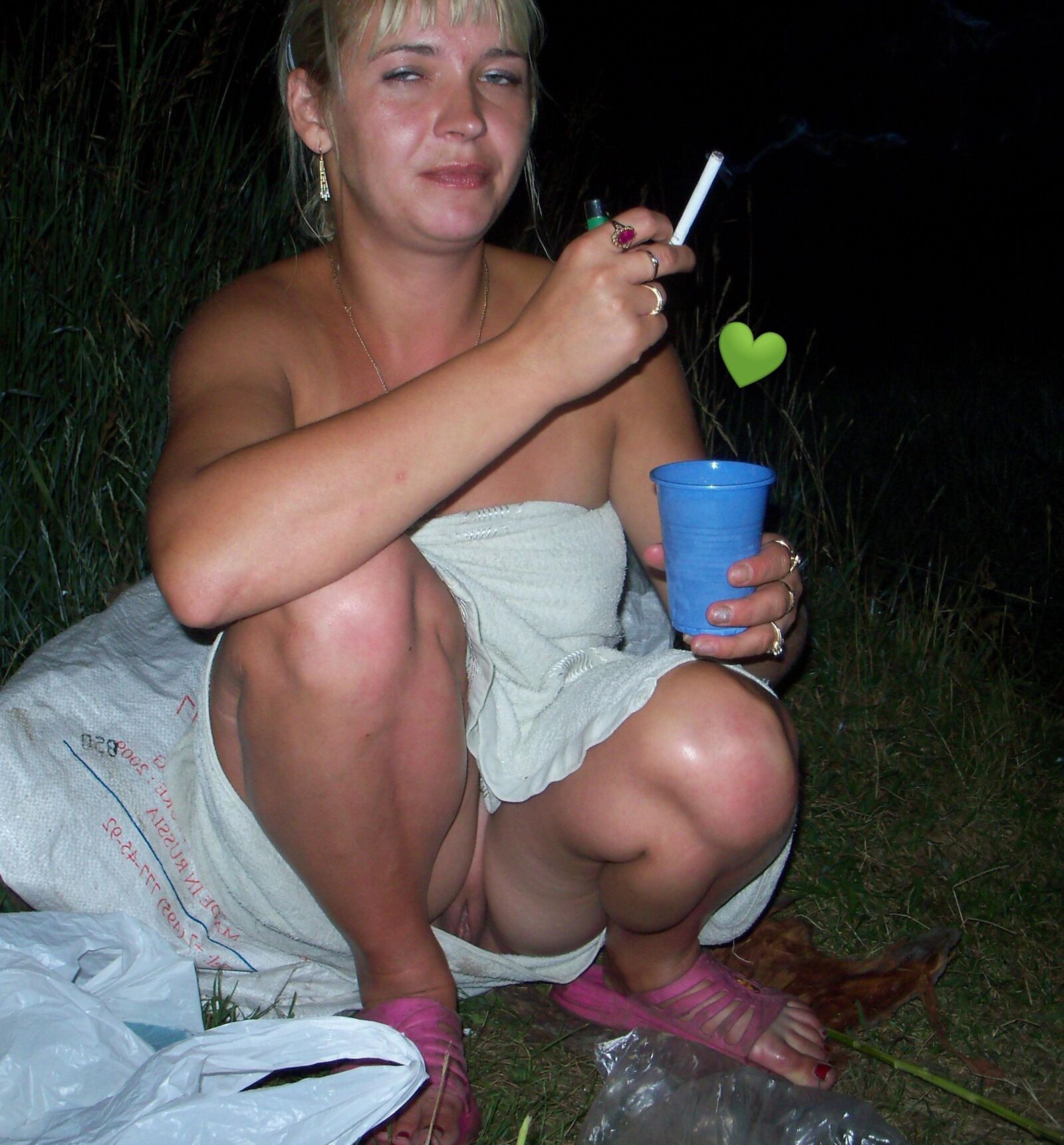 Mujeres de mala calidad, fumando.