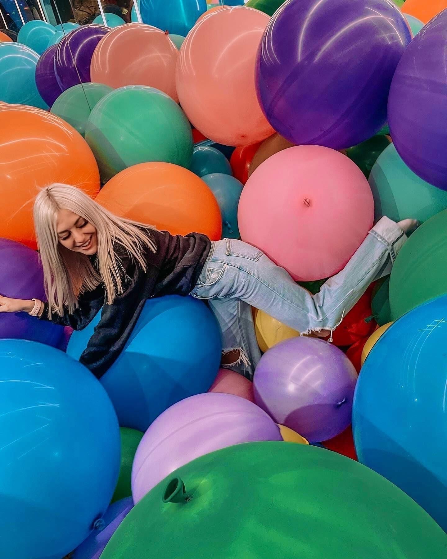 Chicas y globos