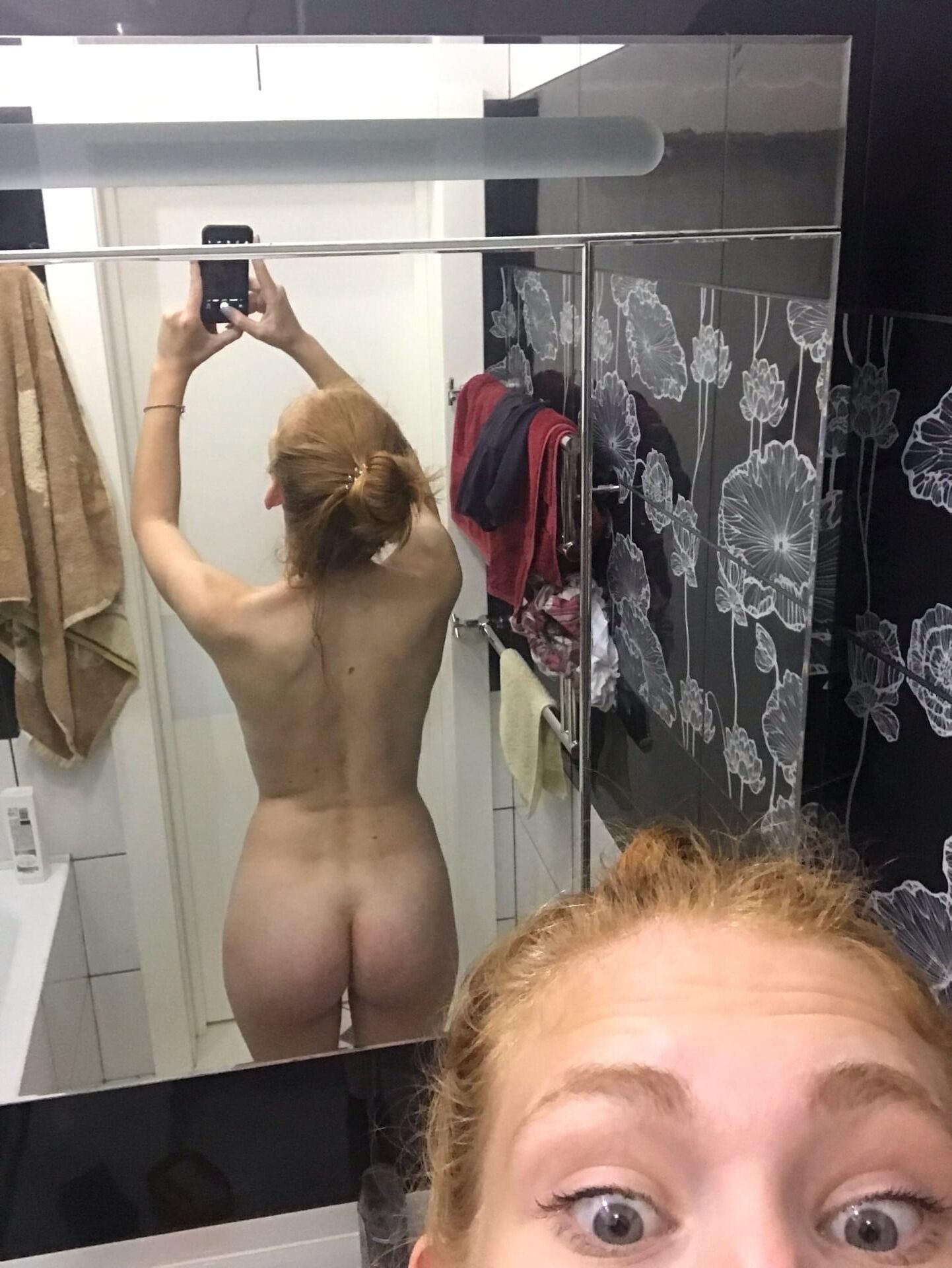 Er liebt es, Selfies im Badezimmer zu machen