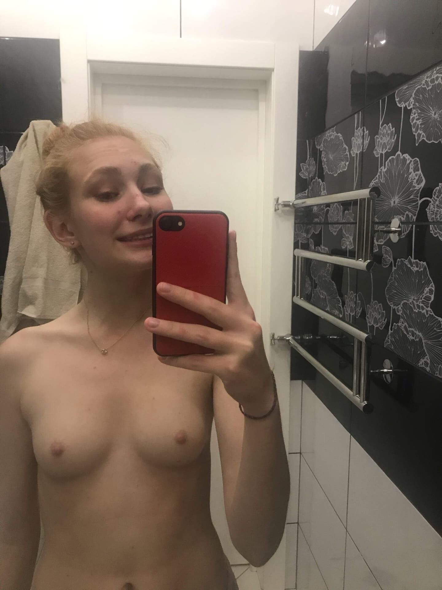 Er liebt es, Selfies im Badezimmer zu machen