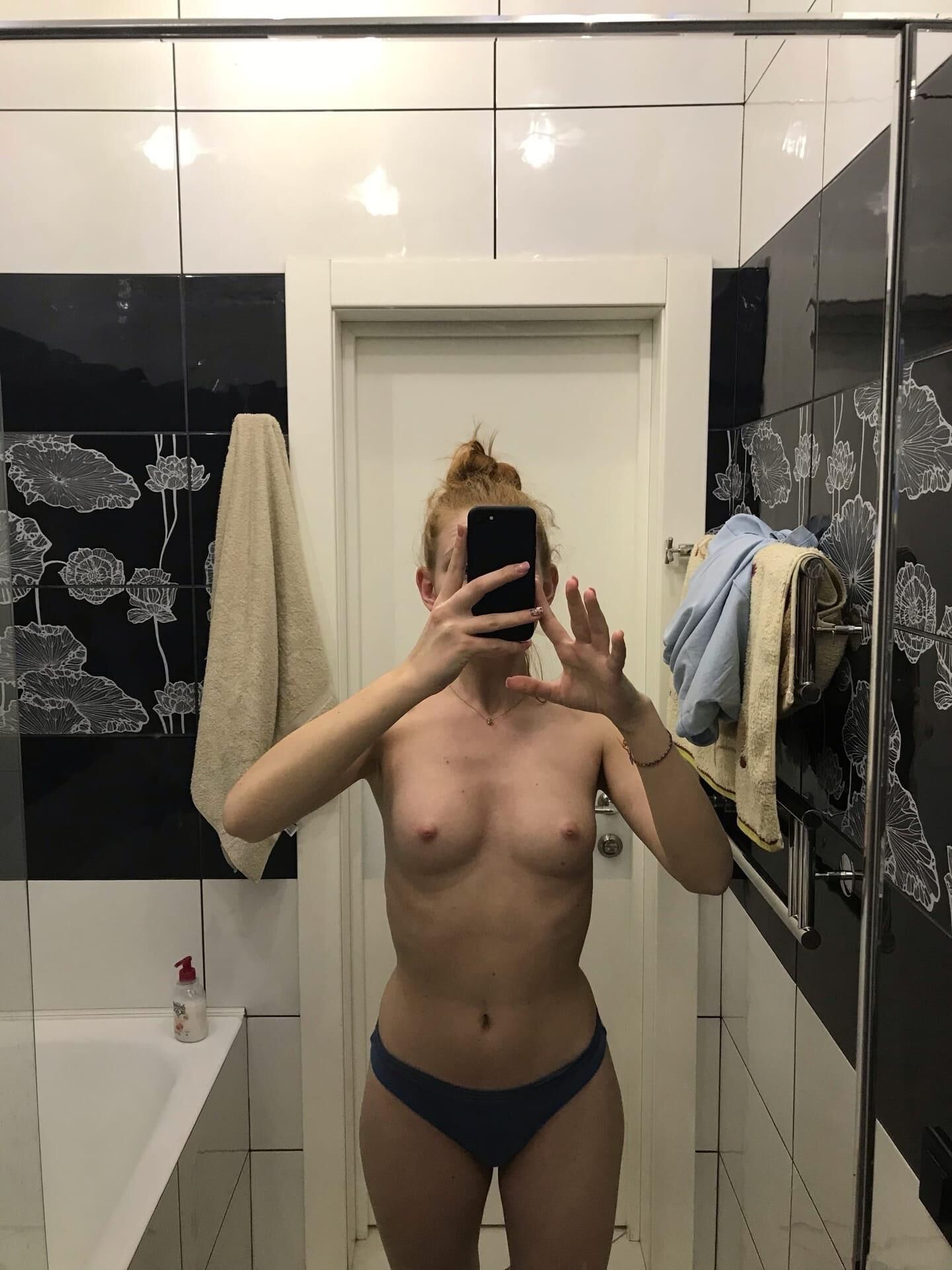 Er liebt es, Selfies im Badezimmer zu machen