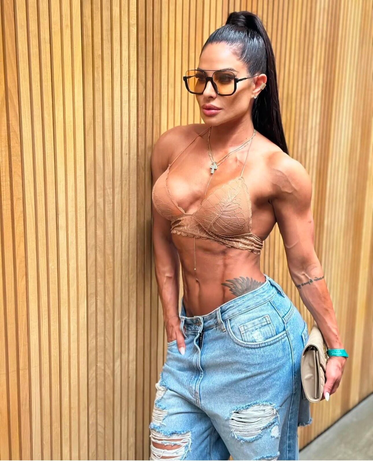 Perfekter Latina Muscle Milf!