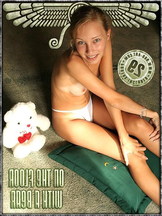 Nud art margo sur le sol avec un ours photos px