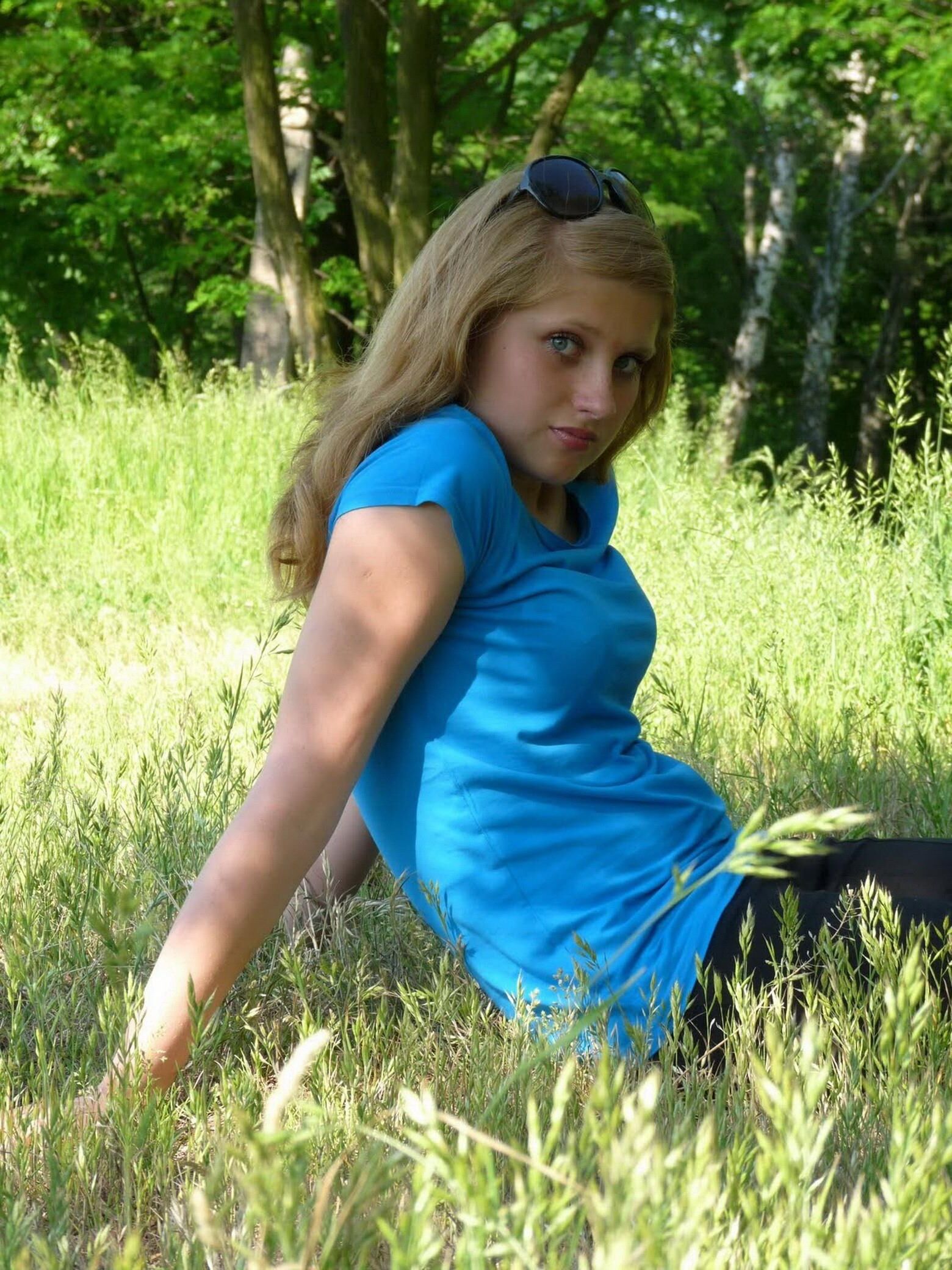 Duas meninas adolescentes fotografando uma à outra