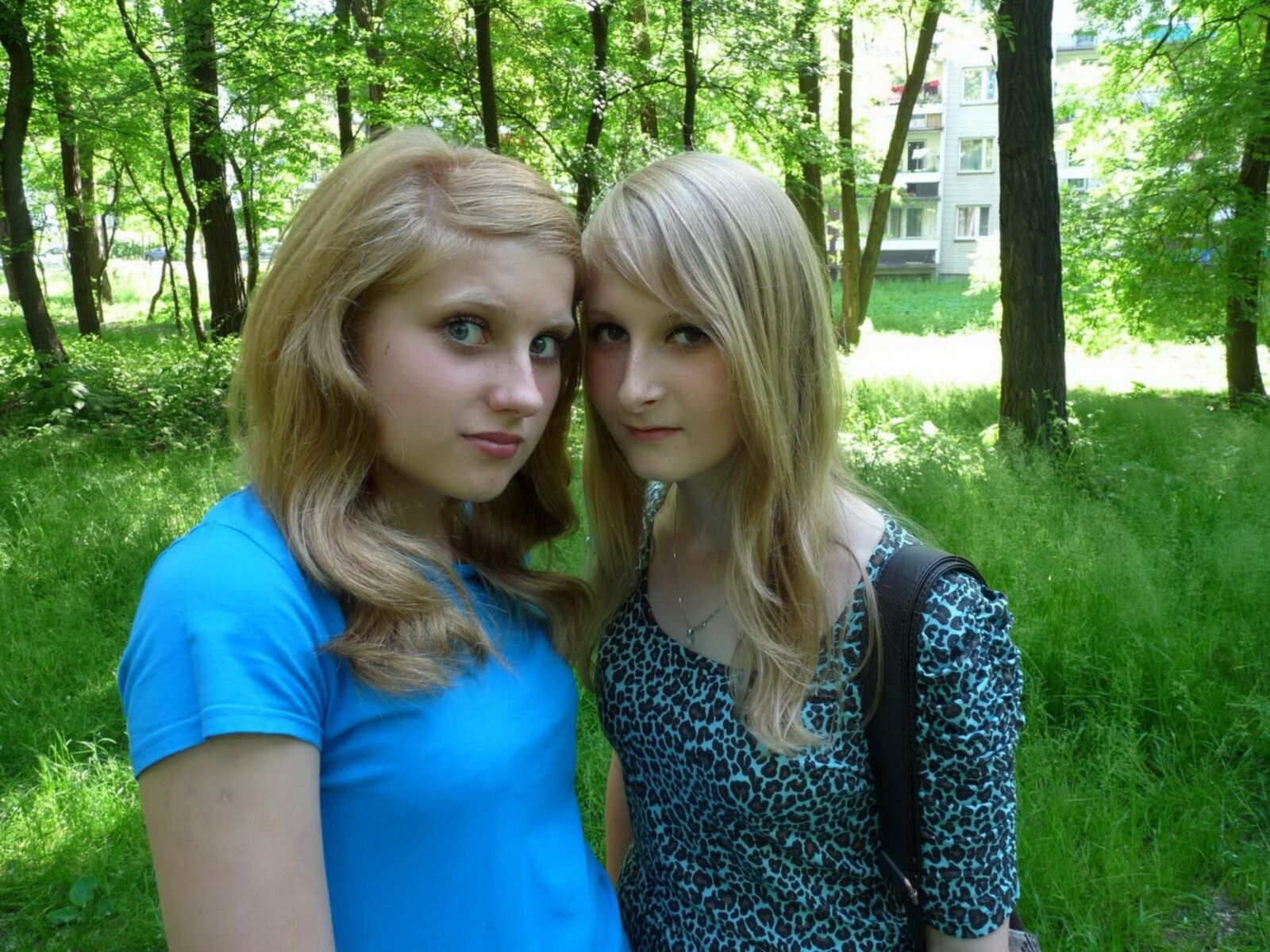 Duas meninas adolescentes fotografando uma à outra