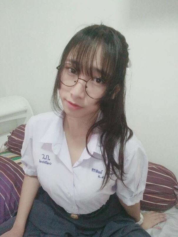 Linda Universidad Thai Nerd Thai se desvanece