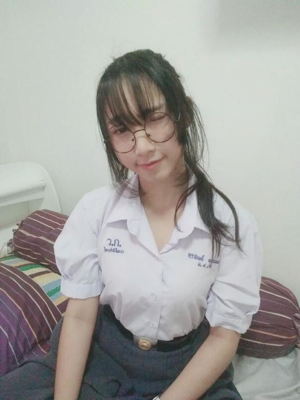 Linda Universidad Thai Nerd Thai se desvanece