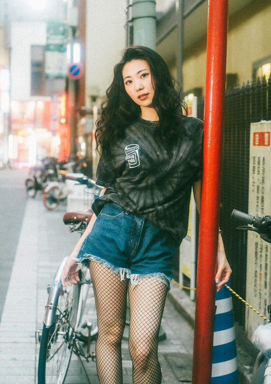 Aika Yamagishi Newlook Girl se encuentra con la calle